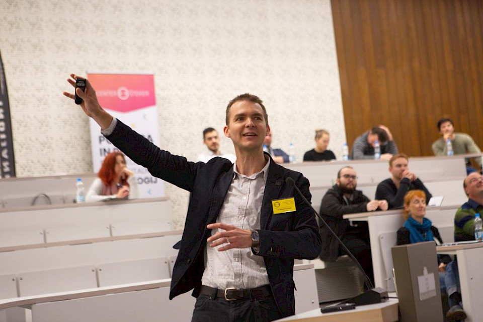 dr. Benjamin Lesjak